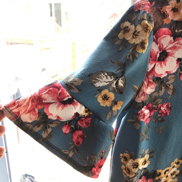 Floral with blue background Women’s top size M - Picture 4 of 4